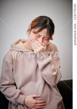 Women suffering from morning sickness, pregnant women, maternity 128779195