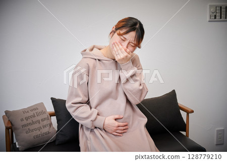 Women suffering from morning sickness, pregnant women, maternity 128779210