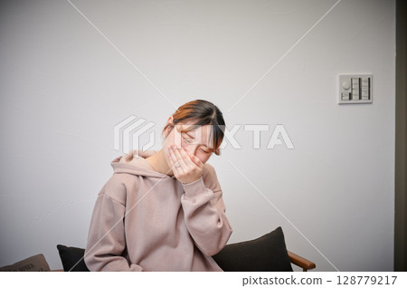 Women suffering from morning sickness, pregnant women, maternity 128779217