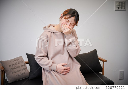 患有孕吐的女性、孕婦、產婦 患有孕吐的女性、孕婦、產婦 128779221