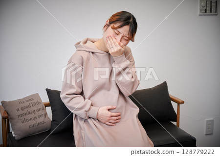 患有孕吐的女性、孕婦、產婦 患有孕吐的女性、孕婦、產婦 128779222