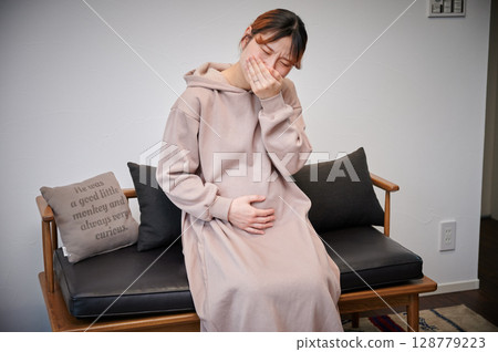 患有孕吐的女性、孕婦、產婦 患有孕吐的女性、孕婦、產婦 128779223
