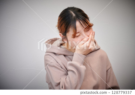 Women suffering from morning sickness, pregnant women, maternity Women suffering from morning sickness, pregnant women, maternity 128779337