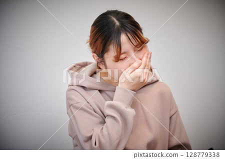 Women suffering from morning sickness, pregnant women, maternity Women suffering from morning sickness, pregnant women, maternity 128779338