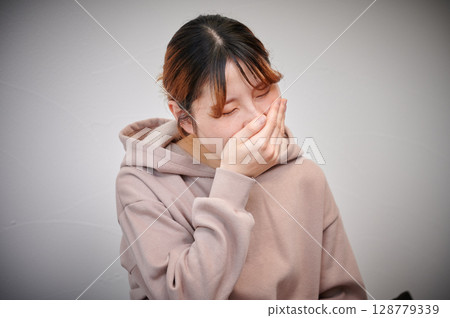 患有孕吐的女性、孕婦、產婦 患有孕吐的女性、孕婦、產婦 128779339