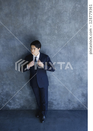 穿著西裝的男人 128779361