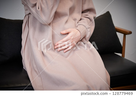 患有孕吐的女性、孕婦、產婦 128779469