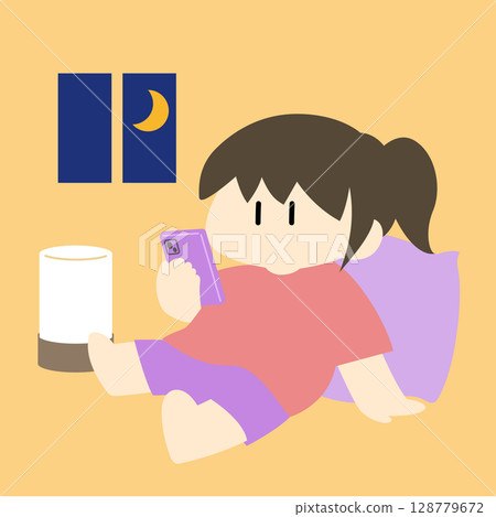 一位女士晚上在室內休息，一邊看著她的智慧型手機 128779672