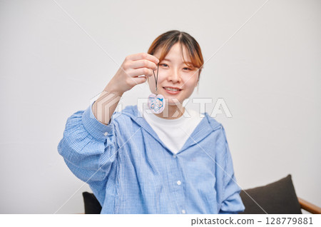 Pregnant woman, maternity mark, smile 128779881