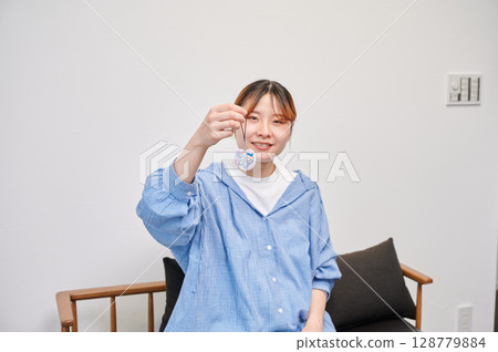 Pregnant woman, maternity mark, smile 128779884