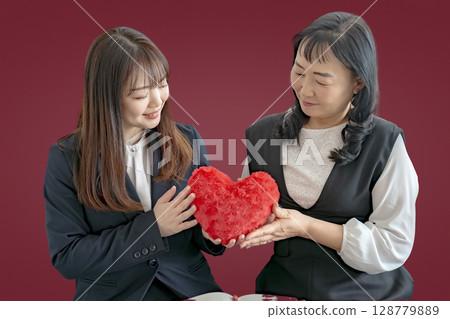 A woman who supports the heart A woman who supports the heart 128779889