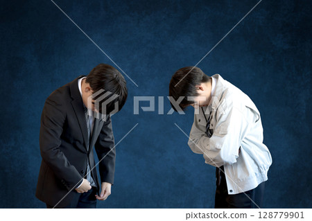 Businessmen drooping 128779901