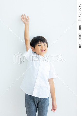 白色背景下一名小學生的肖像 128779939