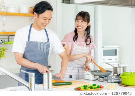 站立在廚房裡的年輕夫婦 128779943