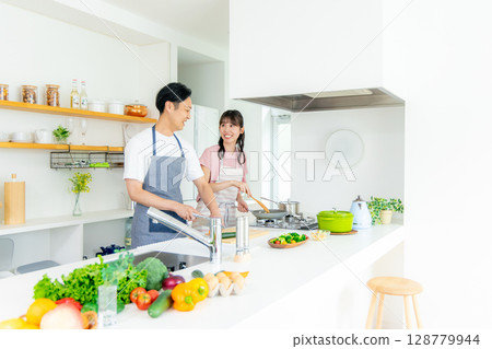 站立在廚房裡的年輕夫婦 128779944