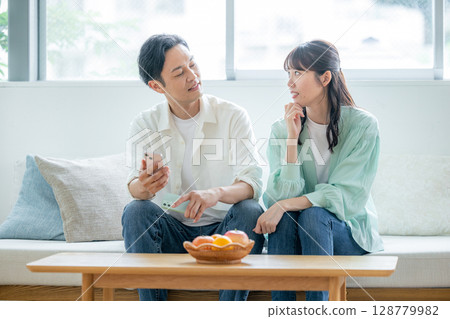 A couple complains about a secret on their smartphone 128779982