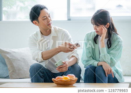 一對夫婦抱怨他們的智慧型手機上有一個秘密 128779983