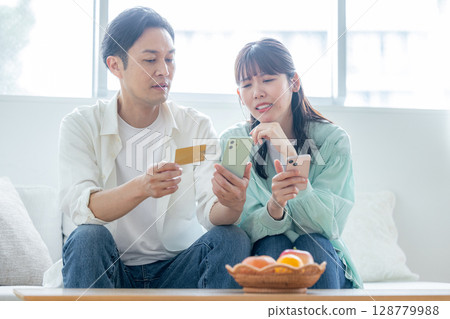 A couple is depressed by the amount of their withdrawal 128779988