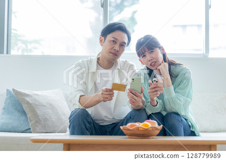 一對夫婦因戒斷反應過大而感到沮喪 128779989