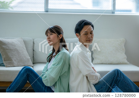 一對夫妻吵架 128780000