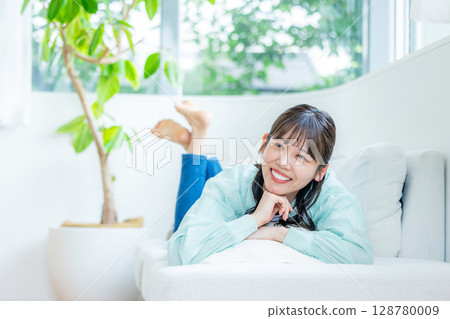 Women's portrait Women's portrait 128780009