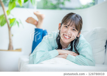 Women's portrait 128780010