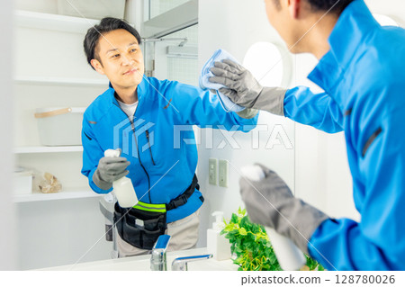 工人正在打掃浴室 128780026