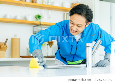 打掃廚房的男人 128780029