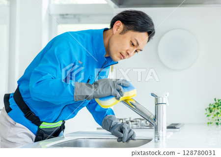 打掃廚房的男人 128780031