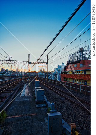 Yoyogi-Uehara Station - A view of the sunrise from the early morning platform on the Odakyu and Chiyoda lines 128780456