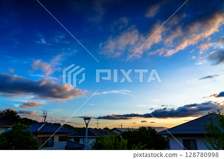 夕陽西下，生駒山脈的背影和奈良的街景被美麗的夕陽所籠罩② 128780998