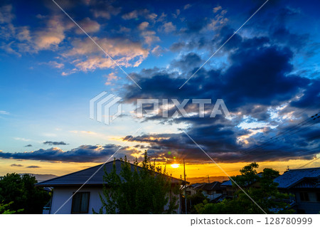 夕陽西下，生駒山脈的背影，奈良的街景被美麗的晚霞籠罩著。 ③ 128780999