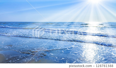 閃耀的水面和傾瀉的光芒 閃耀的水面和傾瀉的光芒 128781388