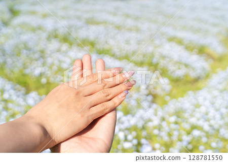The gentle warmth of love① 128781550