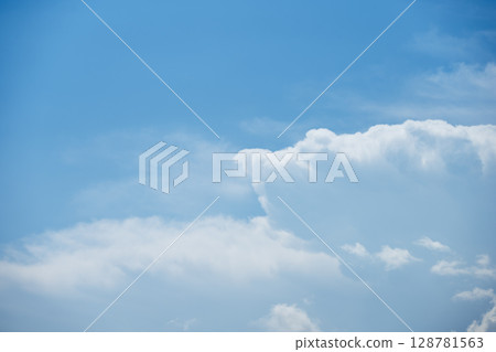 夏日的天空，藍天，晴朗，七月[神奈川縣伊勢原市] 128781563