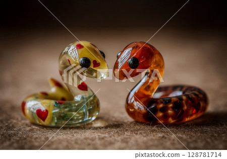 可愛的蛇情侶雕像AI圖像 128781714