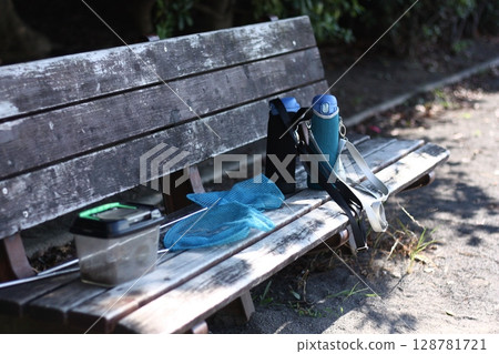 公園長椅上捉昆蟲 公園長椅上捉昆蟲 128781721
