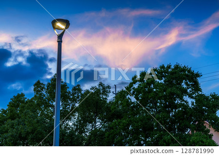 公園裡一盞孤獨的路燈,背景是夕陽西下、飄浮著紅色雲的天空。奈良市中心的一座公園裡 公園裡一盞孤獨的路燈,背景是夕陽西下、飄浮著紅色雲的天空。奈良市中心的一座公園裡 128781990