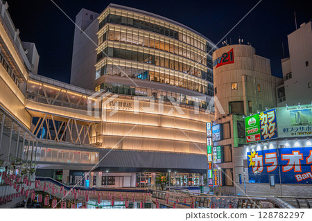 Night view of the west exit of Kashiwa Station (Kashiwa Takashimaya Station Mall New Building) 128782297