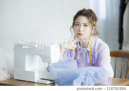 縫合與一台縫紉機的婦女 128782880