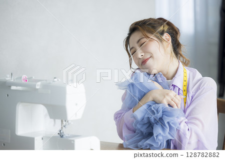 縫合與一台縫紉機的婦女 縫合與一台縫紉機的婦女 128782882