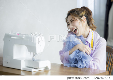 縫合與一台縫紉機的婦女 縫合與一台縫紉機的婦女 128782883