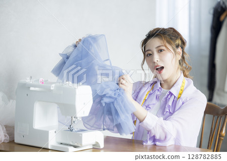 縫合與一台縫紉機的婦女 128782885