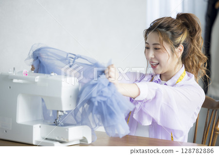 縫合與一台縫紉機的婦女 128782886