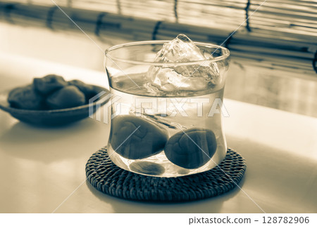 岩石上的梅酒 夏季李子果實 128782906