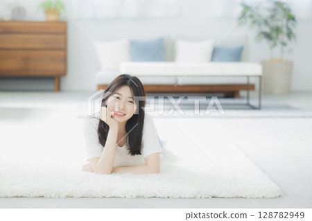 A lying young lady 128782949