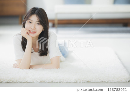 A lying young lady 128782951