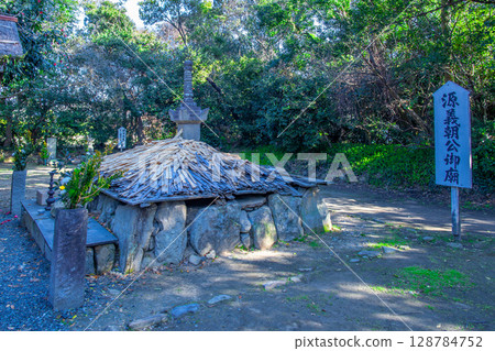 Tomb of the Genji Dynasty 128784752