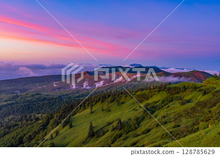 （群馬縣）黎明時分，從澀谷望去，白根山冒著濃煙 128785629