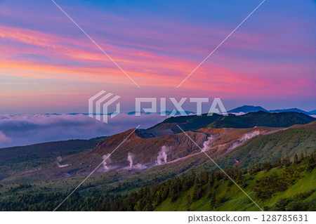 (群馬縣)黎明時分,從澀谷望去,白根山冒著濃煙 (群馬縣)黎明時分,從澀谷望去,白根山冒著濃煙 128785631